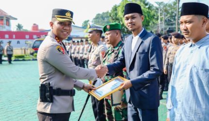 Keterangan Foto: Fiki N. Ardiansyah Kapolres Karawang Sertijab dan memberikan penghargaan kepada anggota dan masyarakat yang berprestasi