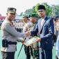 Keterangan Foto: Fiki N. Ardiansyah Kapolres Karawang Sertijab dan memberikan penghargaan kepada anggota dan masyarakat yang berprestasi