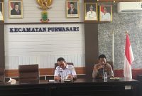 Keterangan Foto: Iptu Cahya Hardiansyah Kapolsek Purwasari tekankan Kamtibmas di rapat Minggon Kecamatan Purwasari