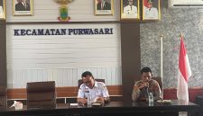 Keterangan Foto: Iptu Cahya Hardiansyah Kapolsek Purwasari tekankan Kamtibmas di rapat Minggon Kecamatan Purwasari