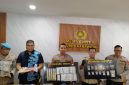 Keterangan Foto: Konferensi Pers AKBP Fiki N. Ardiansyah Kapolres Karawang,  beserta jajarannya tangkap dan bongkar jaringan narkotika antar wilayah 