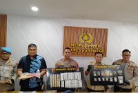 Keterangan Foto: Konferensi Pers AKBP Fiki N. Ardiansyah Kapolres Karawang,  beserta jajarannya tangkap dan bongkar jaringan narkotika antar wilayah 