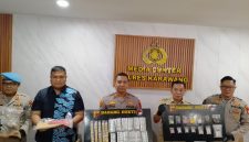 Keterangan Foto: Konferensi Pers AKBP Fiki N. Ardiansyah Kapolres Karawang,  beserta jajarannya tangkap dan bongkar jaringan narkotika antar wilayah 