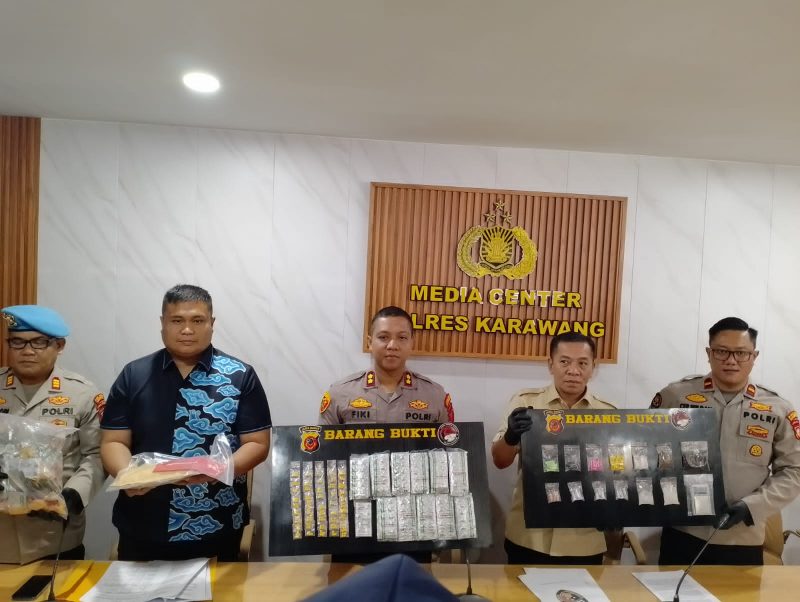 Keterangan Foto: Konferensi Pers AKBP Fiki N. Ardiansyah Kapolres Karawang,  beserta jajarannya tangkap dan bongkar jaringan narkotika antar wilayah 