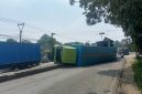 Keterangan Foto: Truk Hino muatan minyak sayur mengalami kecelakaan tunggal hingga terguling di jalan Pantura Jatisari Karawang