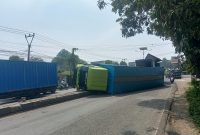 Keterangan Foto: Truk Hino muatan minyak sayur mengalami kecelakaan tunggal hingga terguling di jalan Pantura Jatisari Karawang