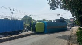 Keterangan Foto: Truk Hino muatan minyak sayur mengalami kecelakaan tunggal hingga terguling di jalan Pantura Jatisari Karawang