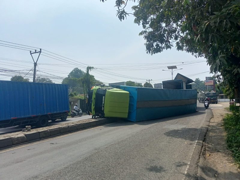 Keterangan Foto: Truk Hino muatan minyak sayur mengalami kecelakaan tunggal hingga terguling di jalan Pantura Jatisari Karawang