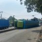 Keterangan Foto: Truk Hino muatan minyak sayur mengalami kecelakaan tunggal hingga terguling di jalan Pantura Jatisari Karawang