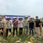 Keterangan Foto: Iptu Cahya Hardiansyah Kapolsek Purwasari dan Nendi Sopandi Camat Purwasari bersama Abdul Rojak Kepala Desa Cengkong unsur JKC, serta masyarakat setempat panen jagung hibrida