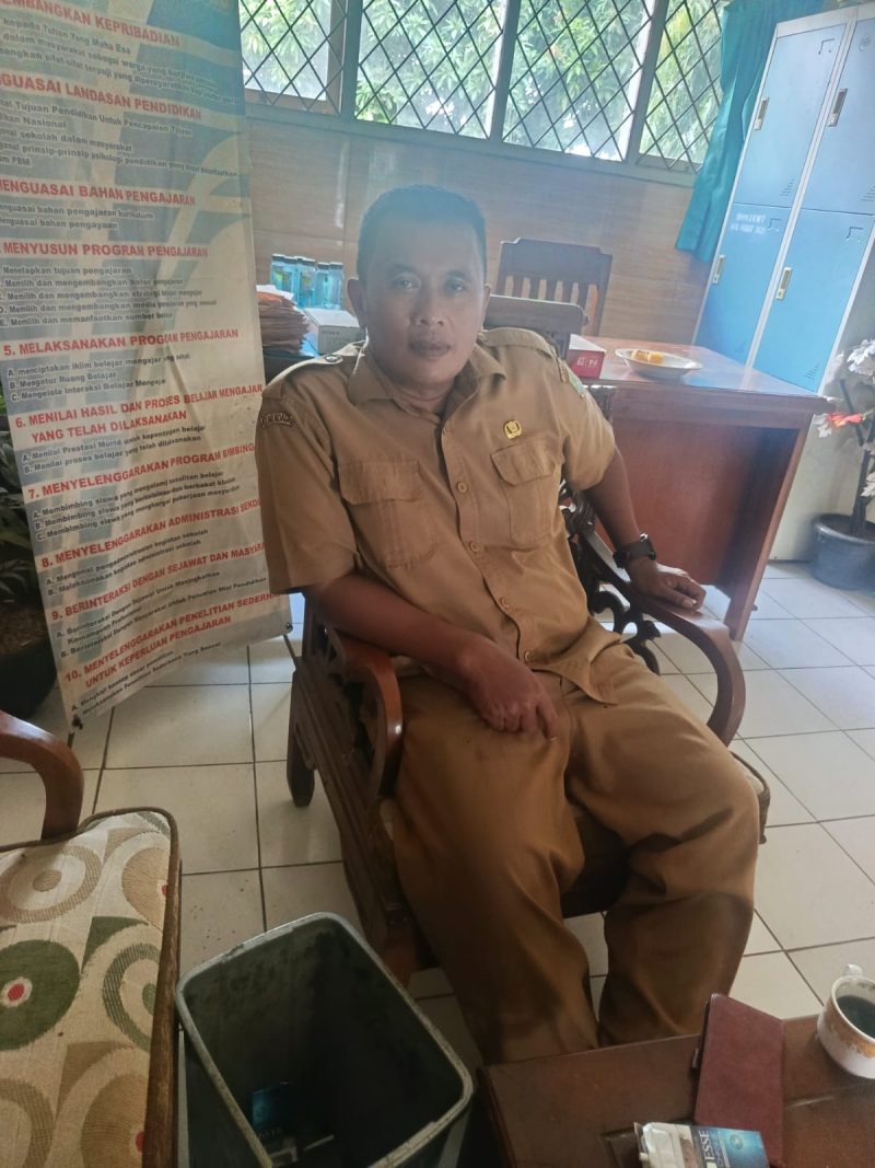 Keterangan Foto: Dedi Iskandar Kepala SMPN 2 Rawamerta