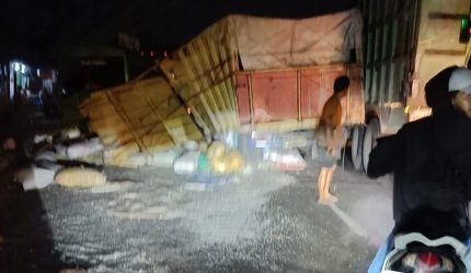 Foto: kecelakaan lalu lintas dijalan lingkar luar tanjungpura klari karawang