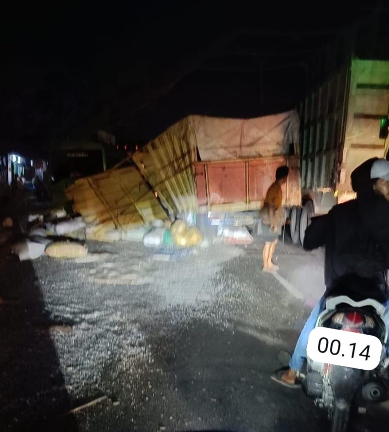 Foto: kecelakaan lalu lintas dijalan lingkar luar tanjungpura klari karawang
