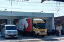 Keterangan gambar kendaraan box kargo tampak menurunkan barang ke bangunan yang diduga kuat akan beroperasi sebagai Alfamart