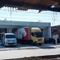 Keterangan gambar kendaraan box kargo tampak menurunkan barang ke bangunan yang diduga kuat akan beroperasi sebagai Alfamart