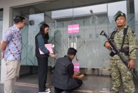 Tim Penyidik Tindak Pidana Khusus melakukan penyegelan Gedung CSG yang disebut sebagai kantor pusat PT BAS di wilayah Bekasi Timur, Kota Bekasi, Jawa Barat