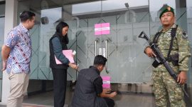 Tim Penyidik Tindak Pidana Khusus melakukan penyegelan Gedung CSG yang disebut sebagai kantor pusat PT BAS di wilayah Bekasi Timur, Kota Bekasi, Jawa Barat
