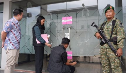 Tim Penyidik Tindak Pidana Khusus melakukan penyegelan Gedung CSG yang disebut sebagai kantor pusat PT BAS di wilayah Bekasi Timur, Kota Bekasi, Jawa Barat