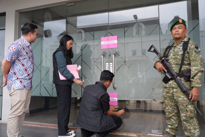 Tim Penyidik Tindak Pidana Khusus melakukan penyegelan Gedung CSG yang disebut sebagai kantor pusat PT BAS di wilayah Bekasi Timur, Kota Bekasi, Jawa Barat