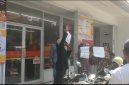 Keterangan Foto: Warga Desa Kalijaya Kecamatan Telagasari Karawang melalukan aksi unjuk rasa penolakan pembangunan minimarket Alfamart