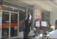 Keterangan Foto: Warga Desa Kalijaya Kecamatan Telagasari Karawang melalukan aksi unjuk rasa penolakan pembangunan minimarket Alfamart