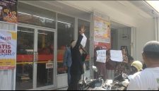 Keterangan Foto: Warga Desa Kalijaya Kecamatan Telagasari Karawang melalukan aksi unjuk rasa penolakan pembangunan minimarket Alfamart