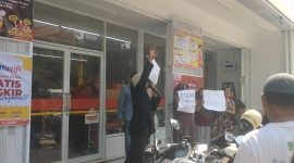 Keterangan Foto: Warga Desa Kalijaya Kecamatan Telagasari Karawang melalukan aksi unjuk rasa penolakan pembangunan minimarket Alfamart