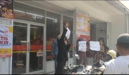 Keterangan Foto: Warga Desa Kalijaya Kecamatan Telagasari Karawang melalukan aksi unjuk rasa penolakan pembangunan minimarket Alfamart