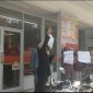 Keterangan Foto: Warga Desa Kalijaya Kecamatan Telagasari Karawang melalukan aksi unjuk rasa penolakan pembangunan minimarket Alfamart