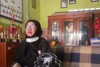 Keterangan Foto: Karyanti Yochepa Kepala Sekolah SDN 1 Karyasari Kecamatan Rengasdengklok saat dimintai keterangan (doc.istimewa)