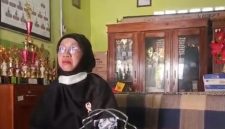 Keterangan Foto: Karyanti Yochepa Kepala Sekolah SDN 1 Karyasari Kecamatan Rengasdengklok saat dimintai keterangan (doc.istimewa)