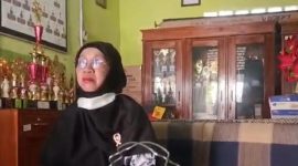 Keterangan Foto: Karyanti Yochepa Kepala Sekolah SDN 1 Karyasari Kecamatan Rengasdengklok saat dimintai keterangan (doc.istimewa)