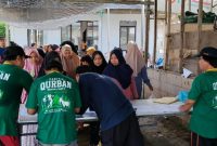 Keterangan Foto: pelaksanaan pembagian daging kurban Iduladha 1447 Hijriah di Masjid Al-Ikhlas Perumahan Grand Kedung Waringin