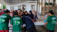 Keterangan Foto: pelaksanaan pembagian daging kurban Iduladha 1447 Hijriah di Masjid Al-Ikhlas Perumahan Grand Kedung Waringin
