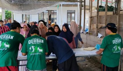 Keterangan Foto: pelaksanaan pembagian daging kurban Iduladha 1447 Hijriah di Masjid Al-Ikhlas Perumahan Grand Kedung Waringin