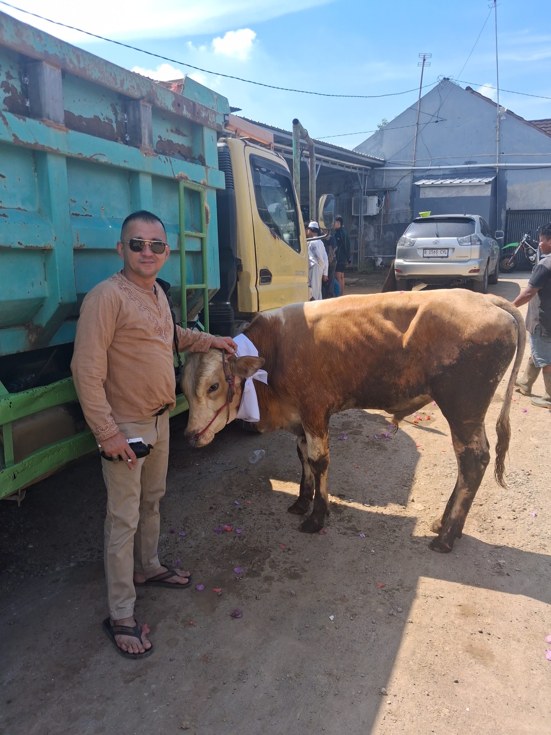 Doc. Istimewa Aa. Awalludhien selaku Direktur PT Kevin Putra Singaraja saat akan melakukan penyembelihan sapi qurban