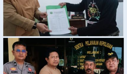 Ketua DPAC PSN Kecamatan Tempuran didampingi Humas DPC PSN Kabupaten Karawang menyerahkan tembusan Surat Keputusan Pembentukan dan Kepengurusan DPAC PSN Kecamatan Tempuran Karawang
