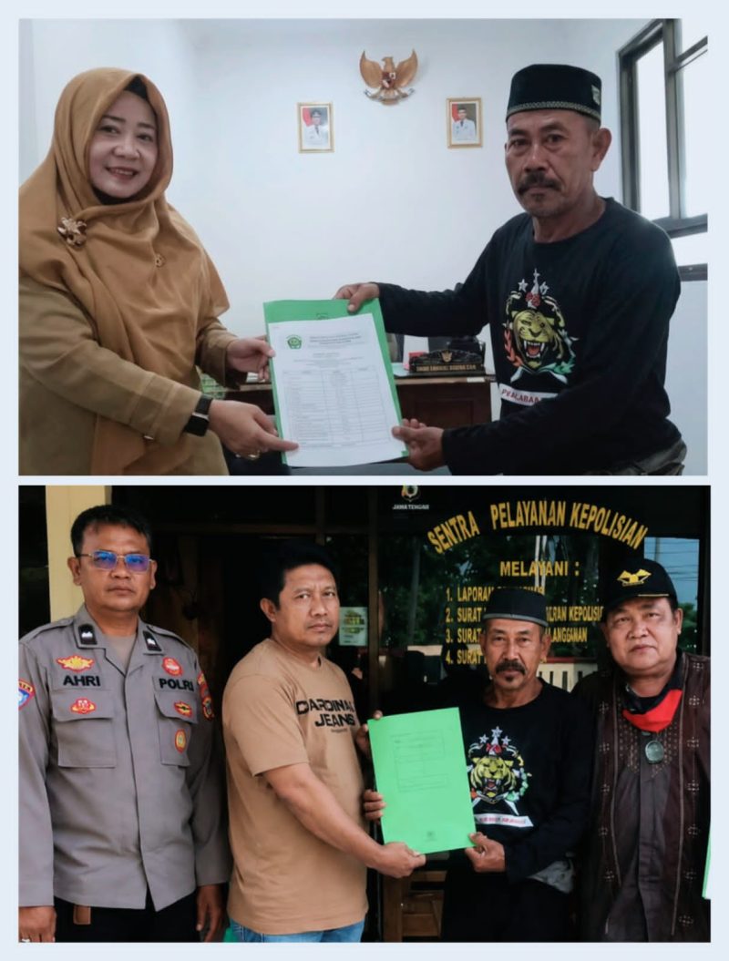 Ketua DPAC PSN Kecamatan Tempuran didampingi Humas DPC PSN Kabupaten Karawang menyerahkan tembusan Surat Keputusan Pembentukan dan Kepengurusan DPAC PSN Kecamatan Tempuran Karawang