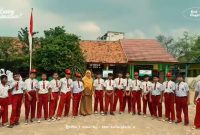 Keterangan Foto: kegiatan pelepasan sekaligus penyerahan Surat Keterangan Kelulusan siswa kelas VI SDN 2 Gintungkerta secara sederhana dan penuh makna