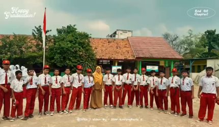 Keterangan Foto: kegiatan pelepasan sekaligus penyerahan Surat Keterangan Kelulusan siswa kelas VI SDN 2 Gintungkerta secara sederhana dan penuh makna