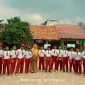 Keterangan Foto: kegiatan pelepasan sekaligus penyerahan Surat Keterangan Kelulusan siswa kelas VI SDN 2 Gintungkerta secara sederhana dan penuh makna