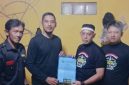 Keterangan Foto: Penyerahan SK oleh Dewan Pimpinan Cabang (DPC) Padjadjaran Siliwangi Nusantara (PSN) Kabupaten Karawang kepada Dewan Pimpinan Anak Cabang (DPAC) PSN Kecamatan Klari
