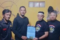Keterangan Foto: Penyerahan SK oleh Dewan Pimpinan Cabang (DPC) Padjadjaran Siliwangi Nusantara (PSN) Kabupaten Karawang kepada Dewan Pimpinan Anak Cabang (DPAC) PSN Kecamatan Klari