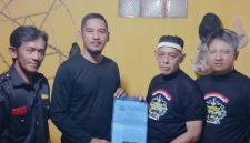 Keterangan Foto: Penyerahan SK oleh Dewan Pimpinan Cabang (DPC) Padjadjaran Siliwangi Nusantara (PSN) Kabupaten Karawang kepada Dewan Pimpinan Anak Cabang (DPAC) PSN Kecamatan Klari