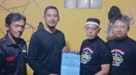 Keterangan Foto: Penyerahan SK oleh Dewan Pimpinan Cabang (DPC) Padjadjaran Siliwangi Nusantara (PSN) Kabupaten Karawang kepada Dewan Pimpinan Anak Cabang (DPAC) PSN Kecamatan Klari