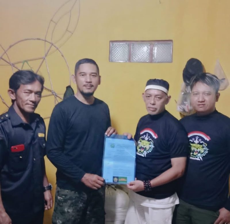 Keterangan Foto: Penyerahan SK oleh Dewan Pimpinan Cabang (DPC) Padjadjaran Siliwangi Nusantara (PSN) Kabupaten Karawang kepada Dewan Pimpinan Anak Cabang (DPAC) PSN Kecamatan Klari