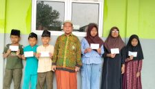 Keterangan Foto: Madrasah Diniyah Takmiliyah Ula (MDTU) Al Hidayah menyambut Tahun Baru Islam 1448 Hijriah dengan agenda rutin santunan anak yatim piatu