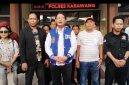 Ketua Karang Taruna Kabupaten Karawang, Dhani Sudirman bersama kuasa hukum saat memberikan keterangan di polres Karawang 