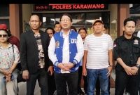 Ketua Karang Taruna Kabupaten Karawang, Dhani Sudirman bersama kuasa hukum saat memberikan keterangan di polres Karawang 