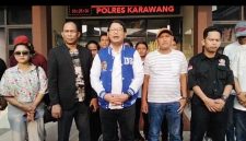 Ketua Karang Taruna Kabupaten Karawang, Dhani Sudirman bersama kuasa hukum saat memberikan keterangan di polres Karawang 